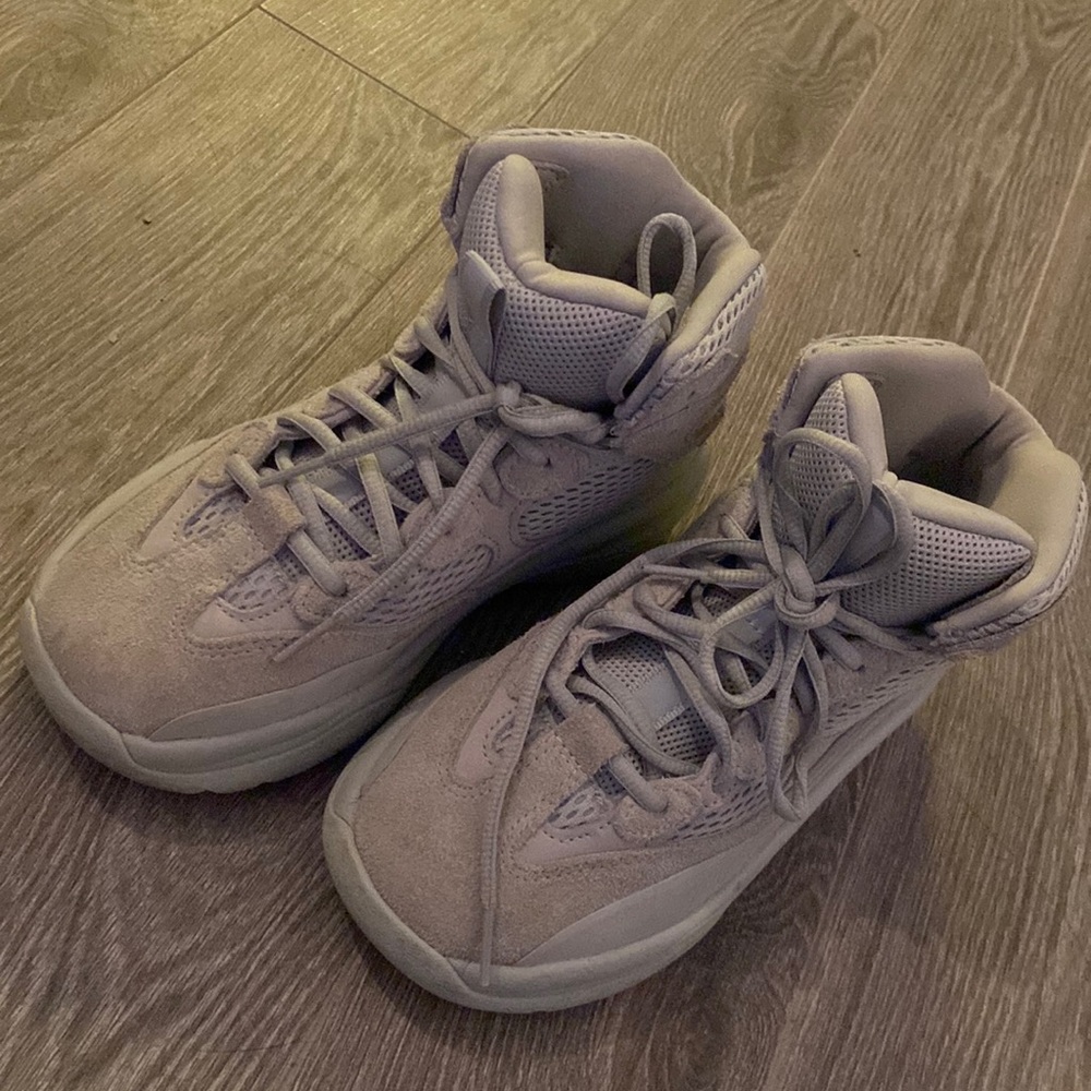 Yeezy size 4.5 these fit snug so if your feet is kids size 3 this should fit